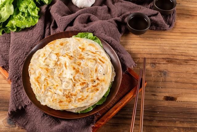 饺子|剩饺子皮别只会烙韭菜盒子，这样做，葱香四溢，酥脆松软真好吃