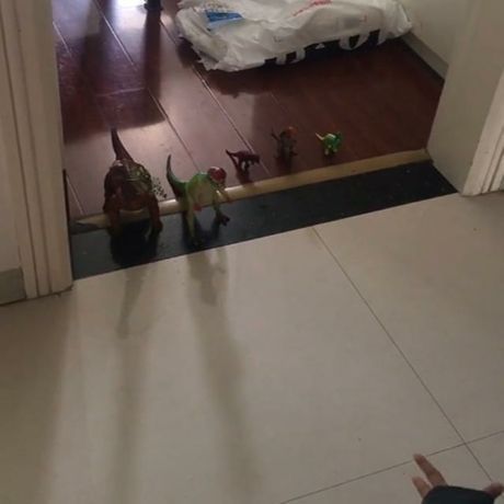 妈妈|为了不让妹妹打扰自己写作业,哥哥想了个办法,妈妈看见后绝了