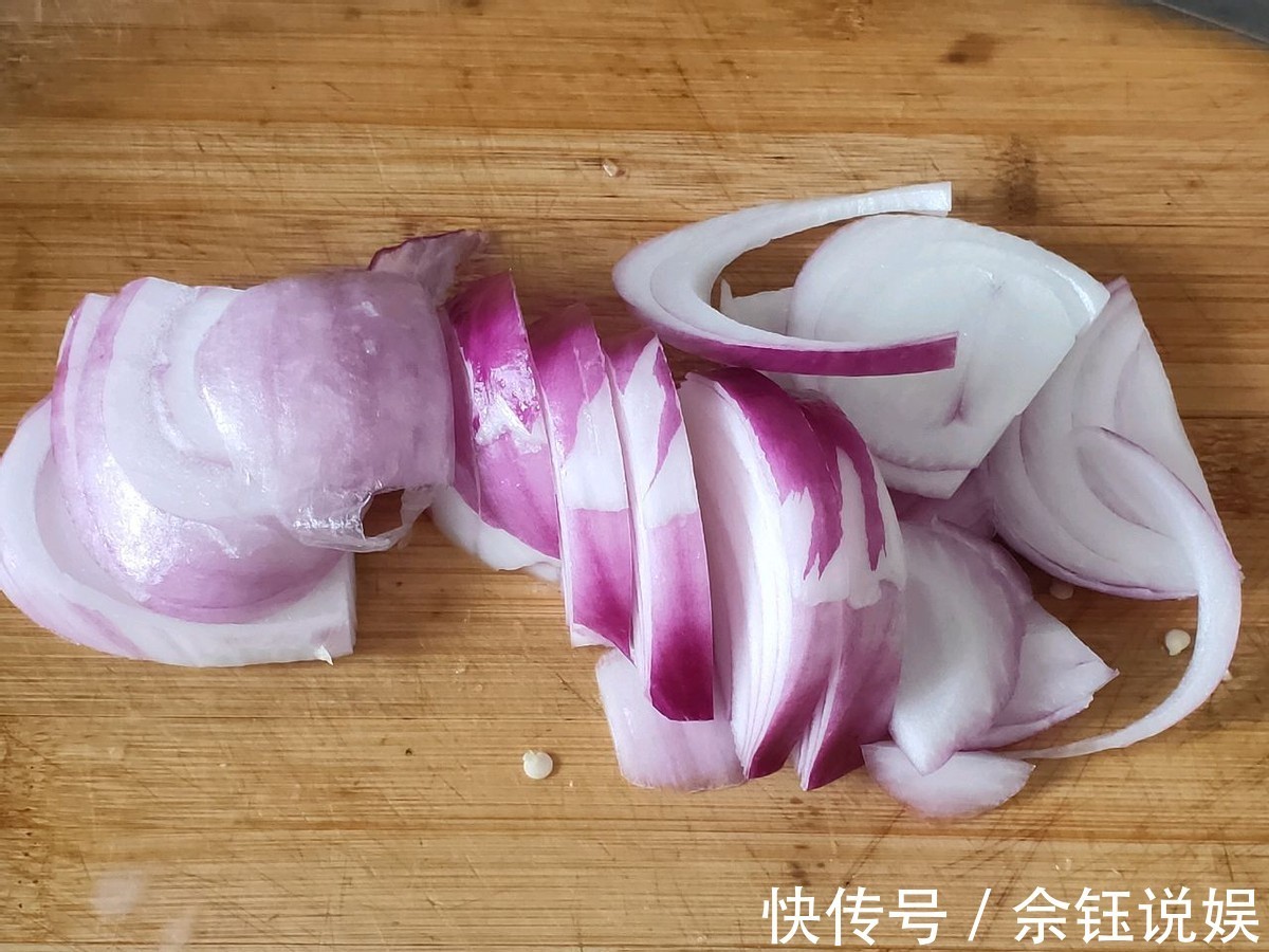 美味|自制美味的炒鱿鱼，味道鲜美可口，比街边的铁板鱿鱼还好吃