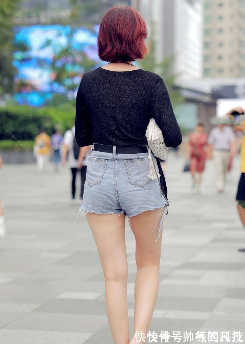 t恤 舒适得体的穿搭,吸睛的时尚迷人感,这位美女要是能娶回家就好了