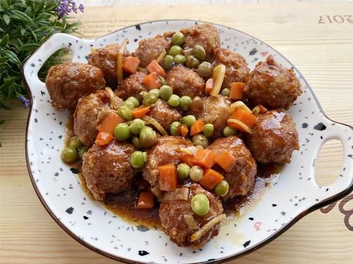 年夜饭做的浇汁肉丸子，吃的一个没剩，不放鸡蛋，外表焦脆里松嫩