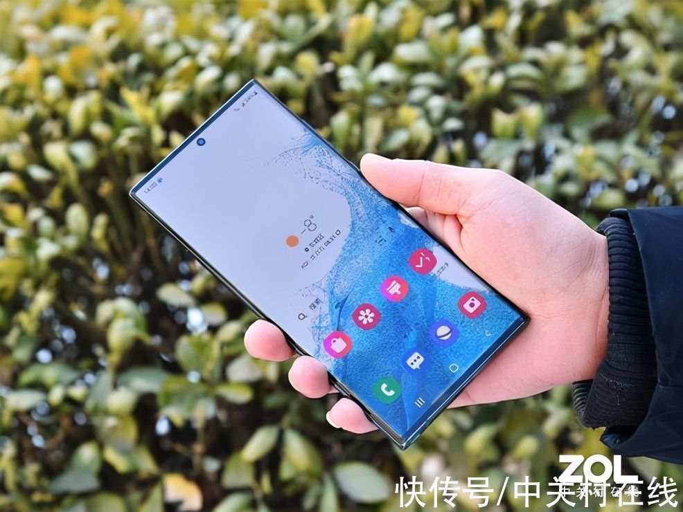 g6.8英寸巨屏四边等宽，三星Galaxy S22 Ultra上手图赏