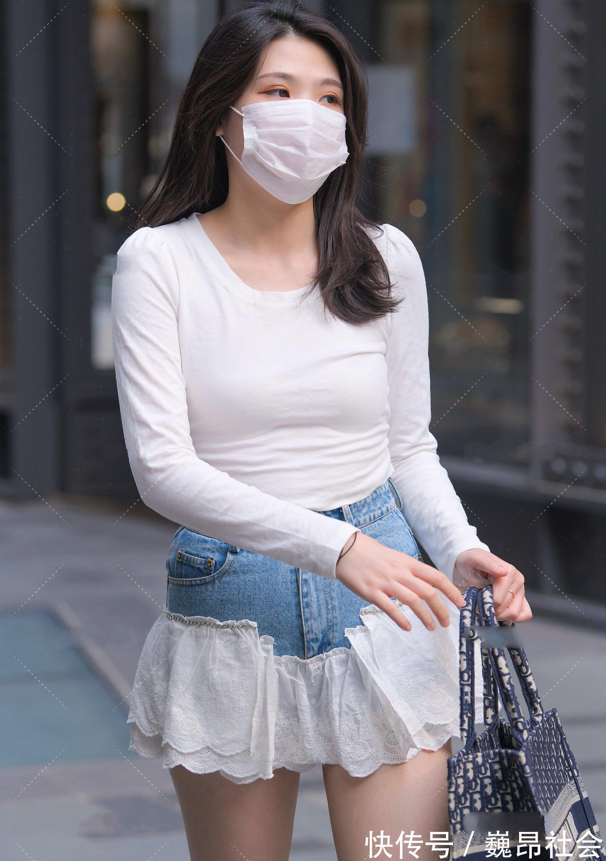 风格 时尚:短款上衣,搭配花边牛仔裙,清爽简约的同时又显可爱气质