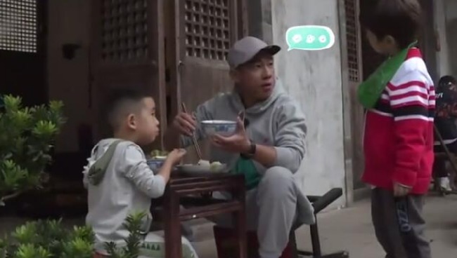 嗯哼看不惯陈小春吃饭坐姿，陈小春：我们穷人家，太子你回房吃吧