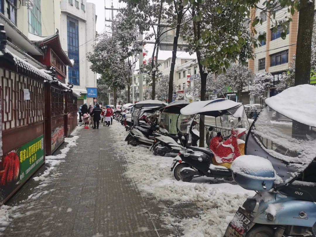 一夜之间|【独山健康】扫雪除冰涌动“志愿红”