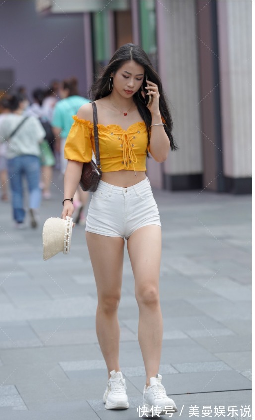 糖果色 胖沙漏型身材穿短裤，搭配一字领短上衣，轻松打造身材曲线美