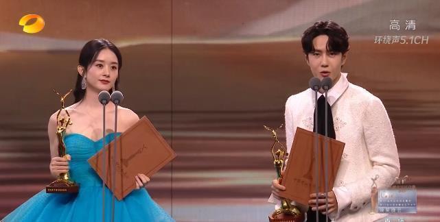 金鹰节颁奖晚会错误频出,刘涛念错词主持有点尬,赵丽颖走错舞台