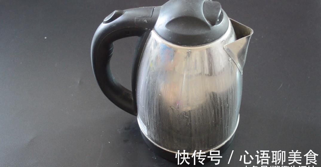 用蜡烛在电水壶上擦一擦太实用了, 解决了很多人的烦恼, 赶紧试试
