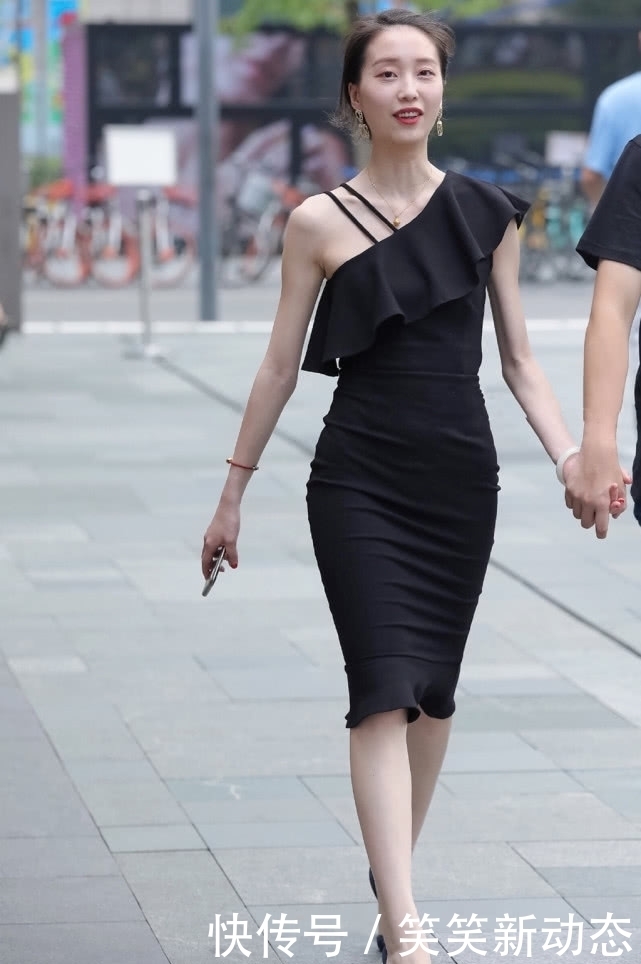 街拍斜肩是时尚圈大热的单品,时尚达人穿着它的出镜率特别高