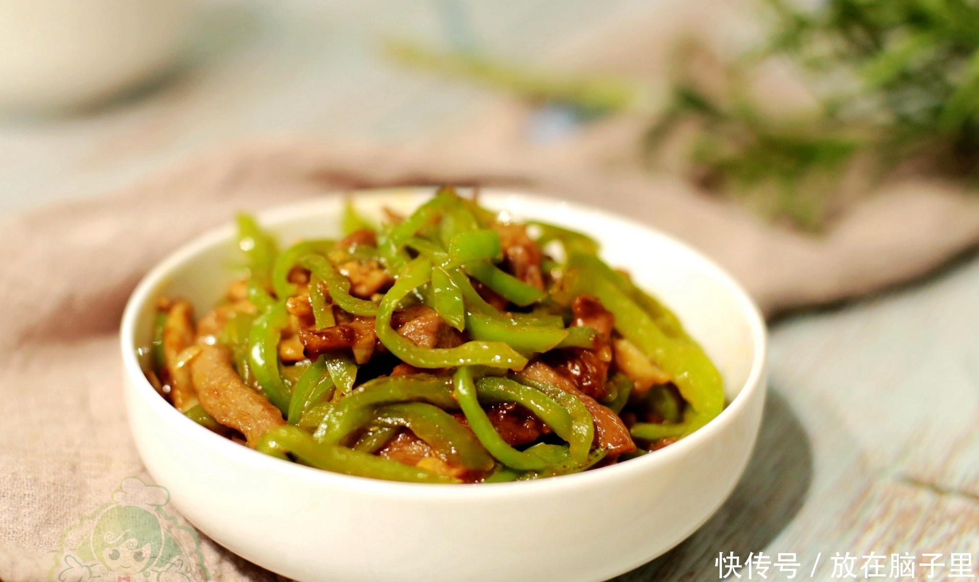 青椒炒肉丝,到底先炒肉还是青椒?分享一下跟大厨学来的方法