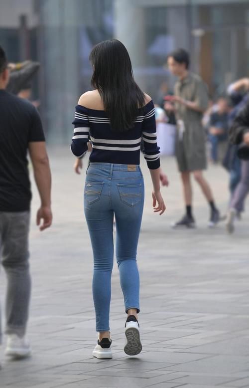 穿不腻的牛仔裤，配一字肩小衫，清爽美丽看得见