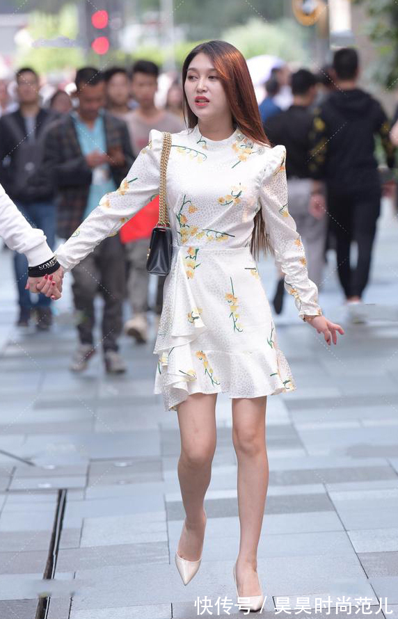 气质|初秋优雅风穿搭,一身简约印花连衣裙搭配高跟鞋,简单大方显气质