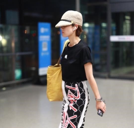 洋气|马伊琍的私服穿搭太聪明了，黑T恤搭配印花裙减龄显嫩，显瘦洋气