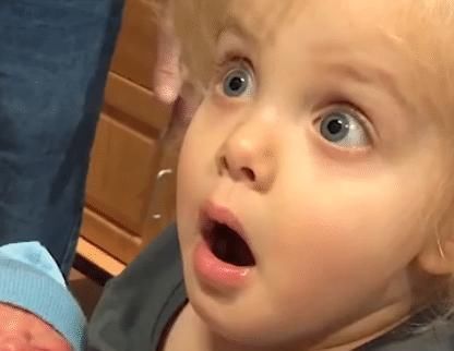 二胎|当姐姐第一次抱弟弟,接下来的反应令人捧腹大笑:没想到是活的!