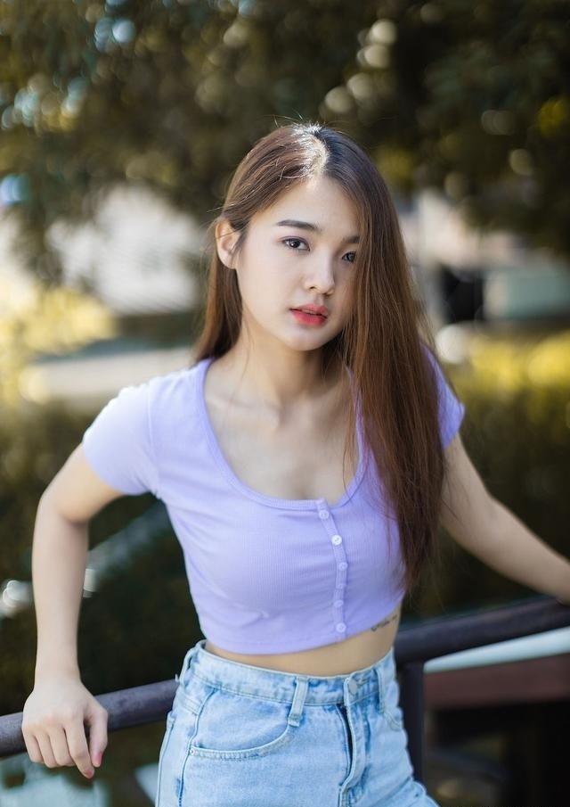 身材|省布料的小背心搭配宽松牛仔裤,秀出小姐姐的身材,也穿出了个性