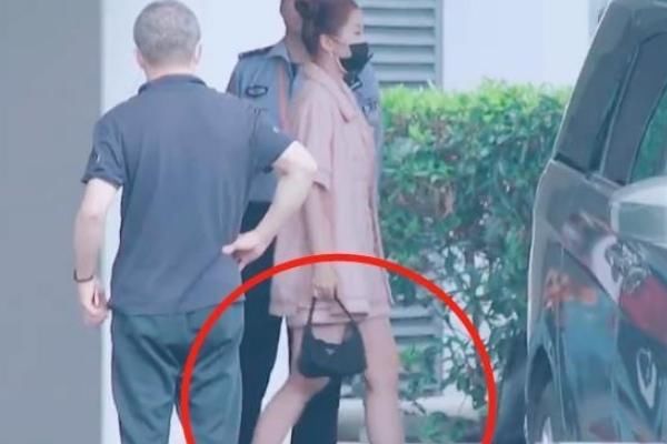 青2虞书欣出门被抓拍,失去了节目滤镜后,小粗腿引网友热议