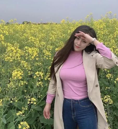 美女一身时髦的打扮,来野外拍照就是为了秀身材吗