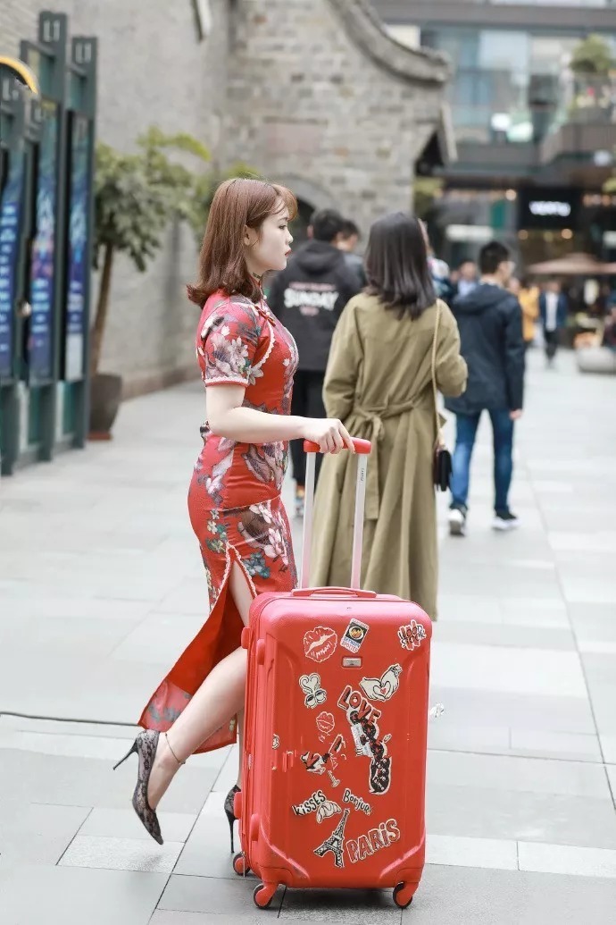 街拍：女生高跟鞋时尚搭配，浪漫优雅显自信