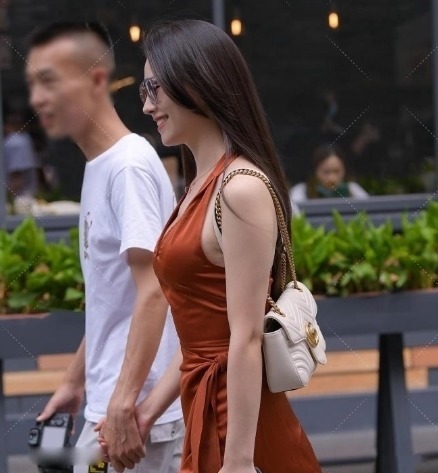 美女 出门必备恨天高,鞋尖比“针”还要细,真担心美女走起路来扎到人