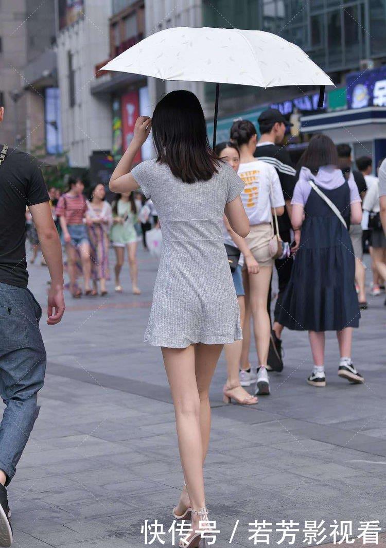 女神范|灰V针织连衣裙,搭配一字带高跟鞋风格,充满女神范