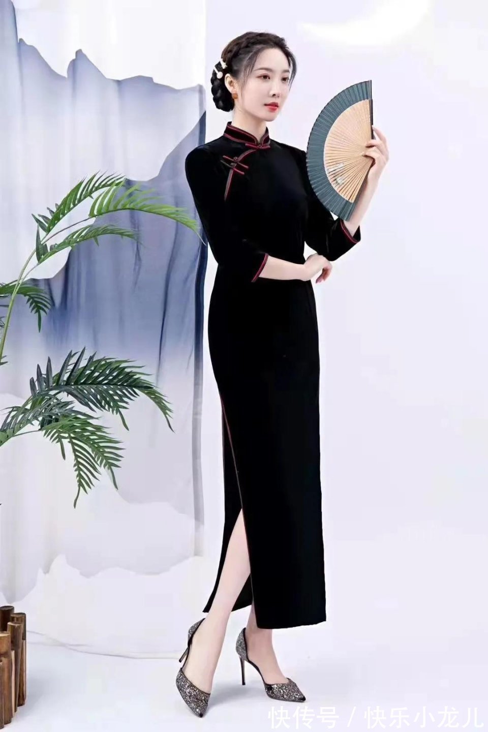 旗袍|小姐姐身穿黑色丝绒旗袍,搭配一双黑色高跟鞋,看上去时尚又优雅