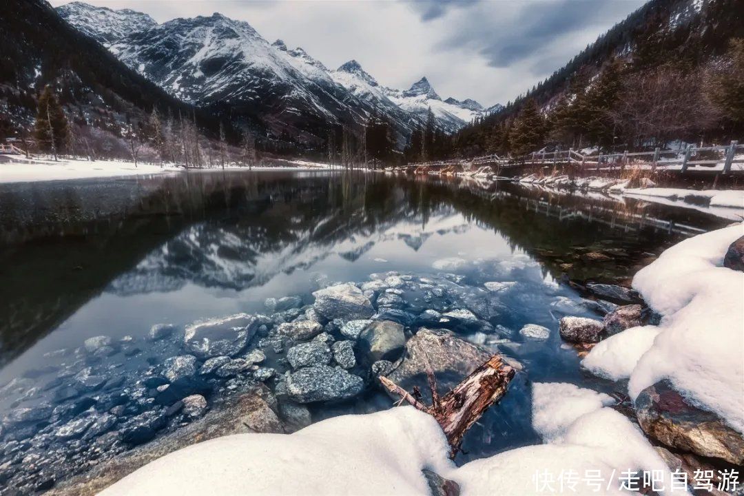 红军长征翻越的第一座雪山，山上云海绝美，有着不输江南的美景