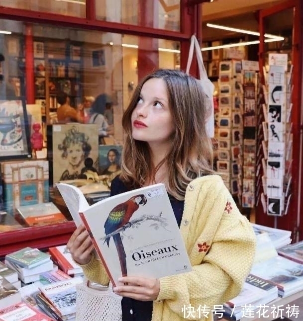 小姐姐 今年流行一种新穿法叫:“奶奶衫+牛仔裤”,显高还显腿长