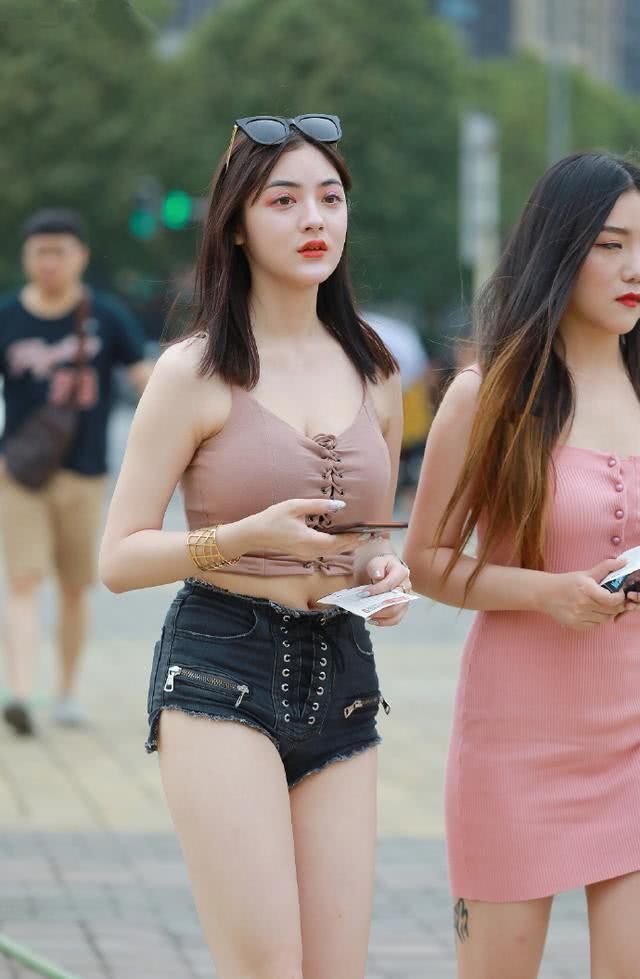 街拍简单而又性感的吊带背心搭配牛仔短裤,很有干净少女的气质