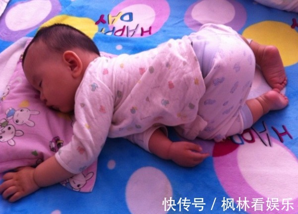 喝水|提醒别在3个时间强迫孩子喝水,容易积食还伤脾,父母长点心