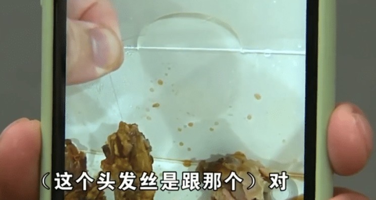 以一赔三|女子吃外卖吃出头发丝,给商家差评后,商家上门:谁都别想活