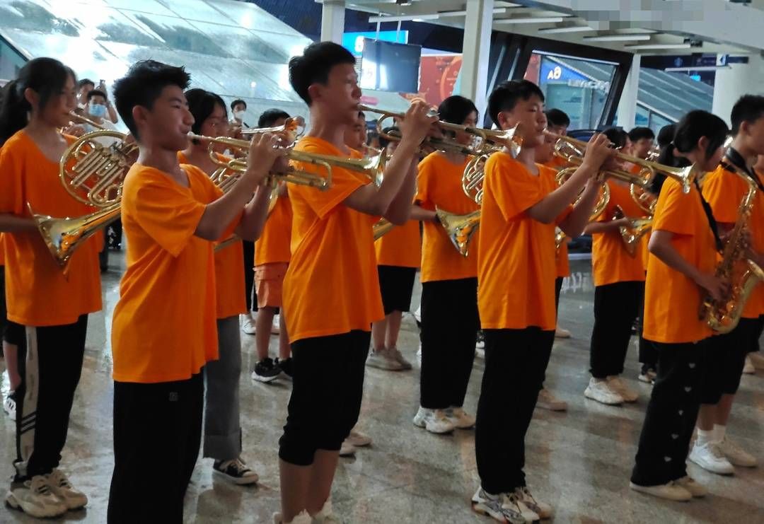 管乐团|暴雨夜郑州东站奏响《我和我的祖国》 少年乐团幕后感人：我们只是做了一件很随性的事