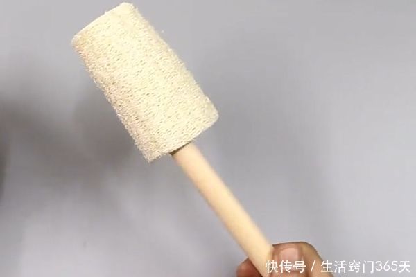 丝瓜络的生活妙用|丝瓜络上插一根棍子,太厉害了,现在知道还不算晚,涨知识了