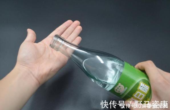 白醋倒在手心搓一搓,真的厉害了,解决了很多人的困扰
