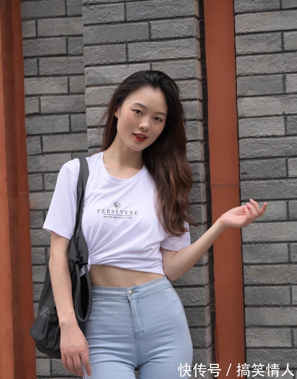 牛仔裤 夏季简单清新的穿搭,短袖衫配牛仔裤,简约时尚又美丽大方