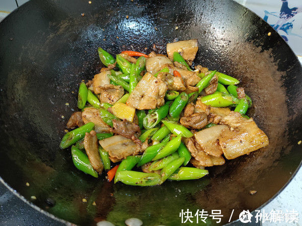 做辣椒炒肉，先炒辣椒还是先炒肉？不少人搞错了，难怪不香不好吃