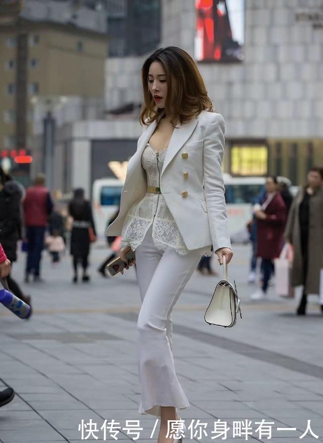衣服|喇叭腿裤子才显瘦,让女生都喜欢,原来时尚就是复古!