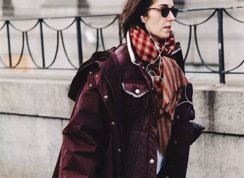 黑色 围巾别再绕脖子系啦,今年最流行的系法是这种!保暖又时髦!