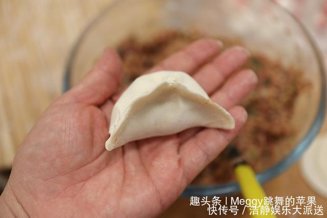 带来|饺子肉馅里打水,错了!头伏饺子二伏面,今天带来个不一样的饺子
