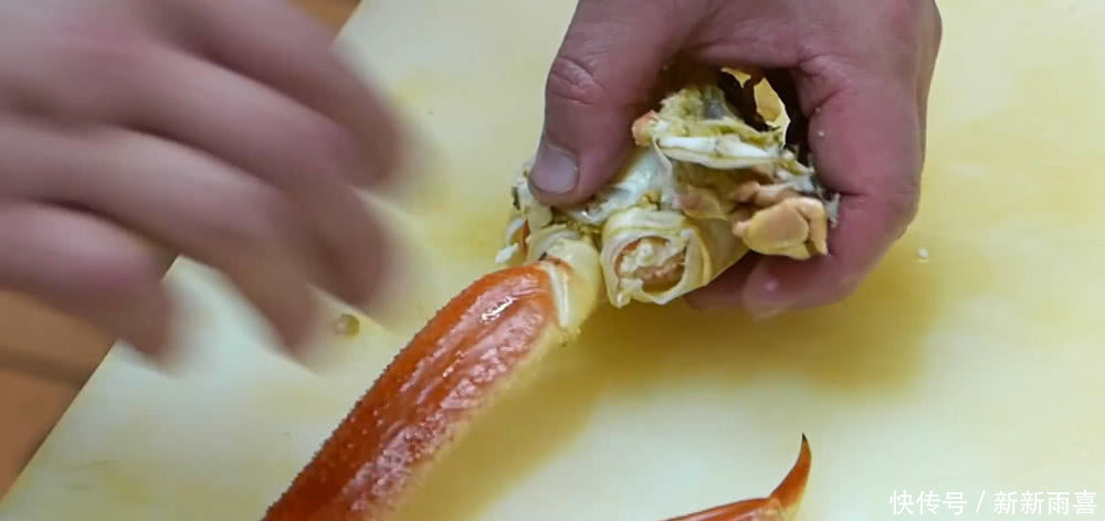 花150元买的一只螃蟹,真肥,还以为赚到,煮后掰开没勇气下嘴