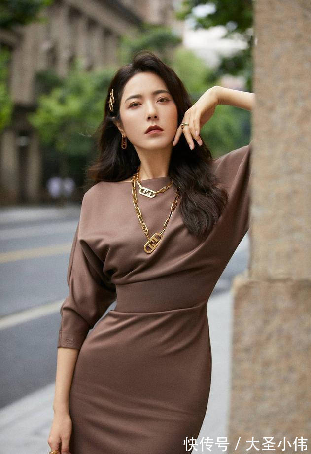 小肚腩|美女街拍:深色的连衣裙,成熟又性感的同时,显得女人味十足