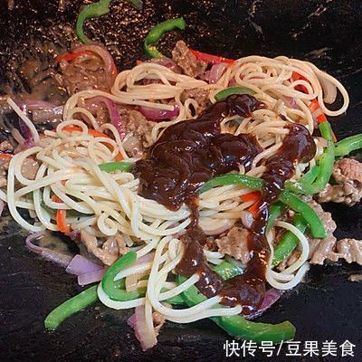 炒意粉|几分钟搞定黑椒牛肉炒意粉（家常菜），一步就搞定