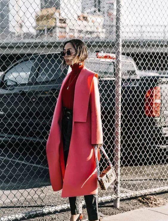 过了三十岁的女人，多穿亮肤色，皮肤衬得光彩照人