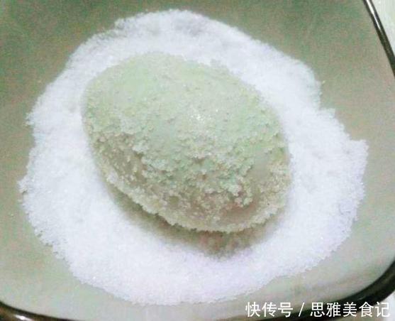 腌咸蛋时,加水腌是不对的!偷偷加一点它,蛋黄个个起沙流大油