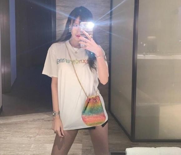 造型|腐团儿COS新造型,戴眼镜尽显御姐风,晒图超纲明显被下架