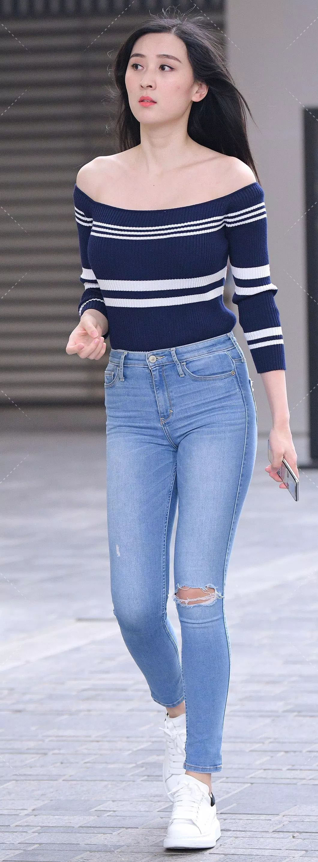 条纹|简单时尚的秋日穿搭, 条纹针织衫+破洞牛仔裤搭配, 减龄又有气质