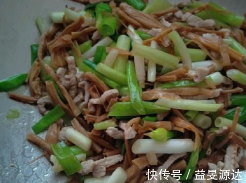 黄花菜|它是“失眠者的福音”,隔三差五吃一回,睡眠质量高,告别熊猫眼