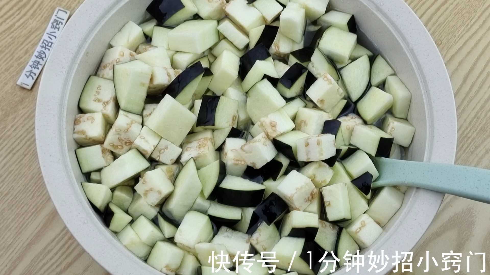 鸡蛋|把茄子切成丁,淋上2个鸡蛋,我家一周吃5次,又香又下饭