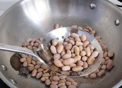 花生米不用油炸不用煮,加一把大蒜,简单一炒,鲜香酥脆,超好吃