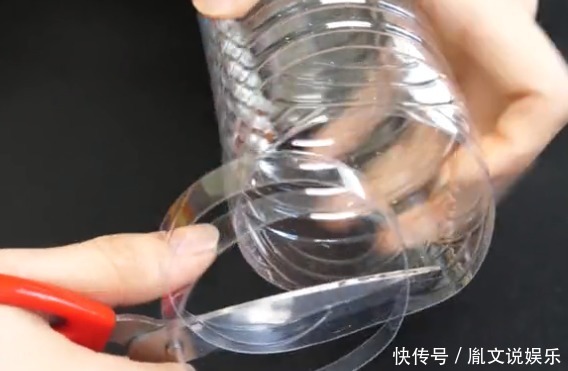 衣架|矿泉水瓶子别再扔了,剪一刀套在衣架上,解决了家家户户的大难题