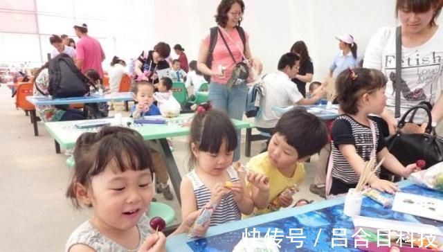 老师|老师发的照片当中有车厘子,孩子却说只吃到了苹果,家长不淡定了